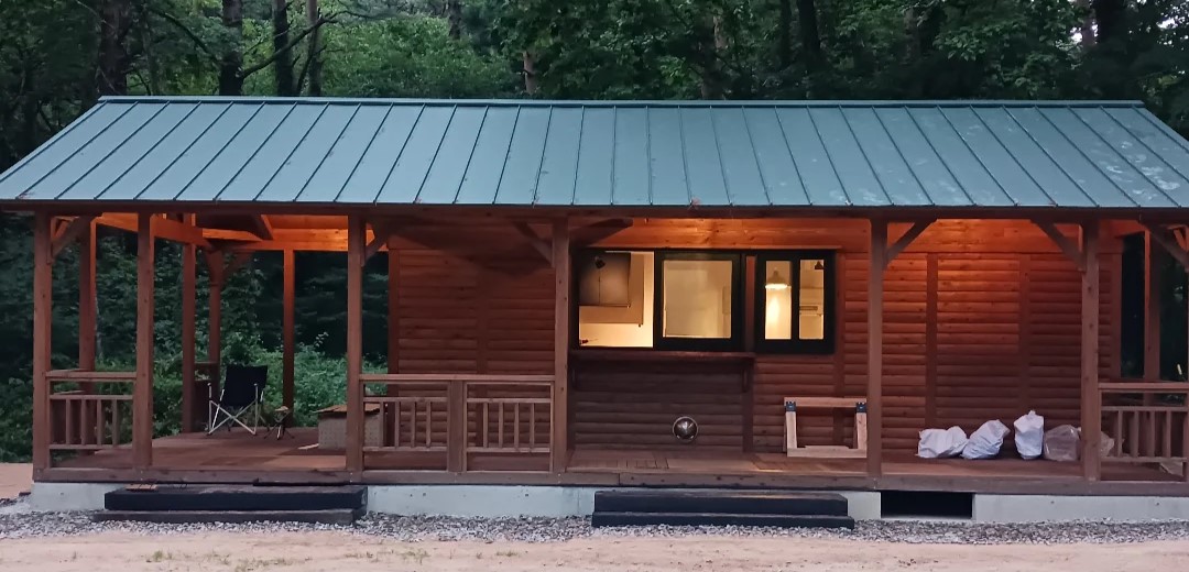 BAR & CAMP 恭山の管理棟